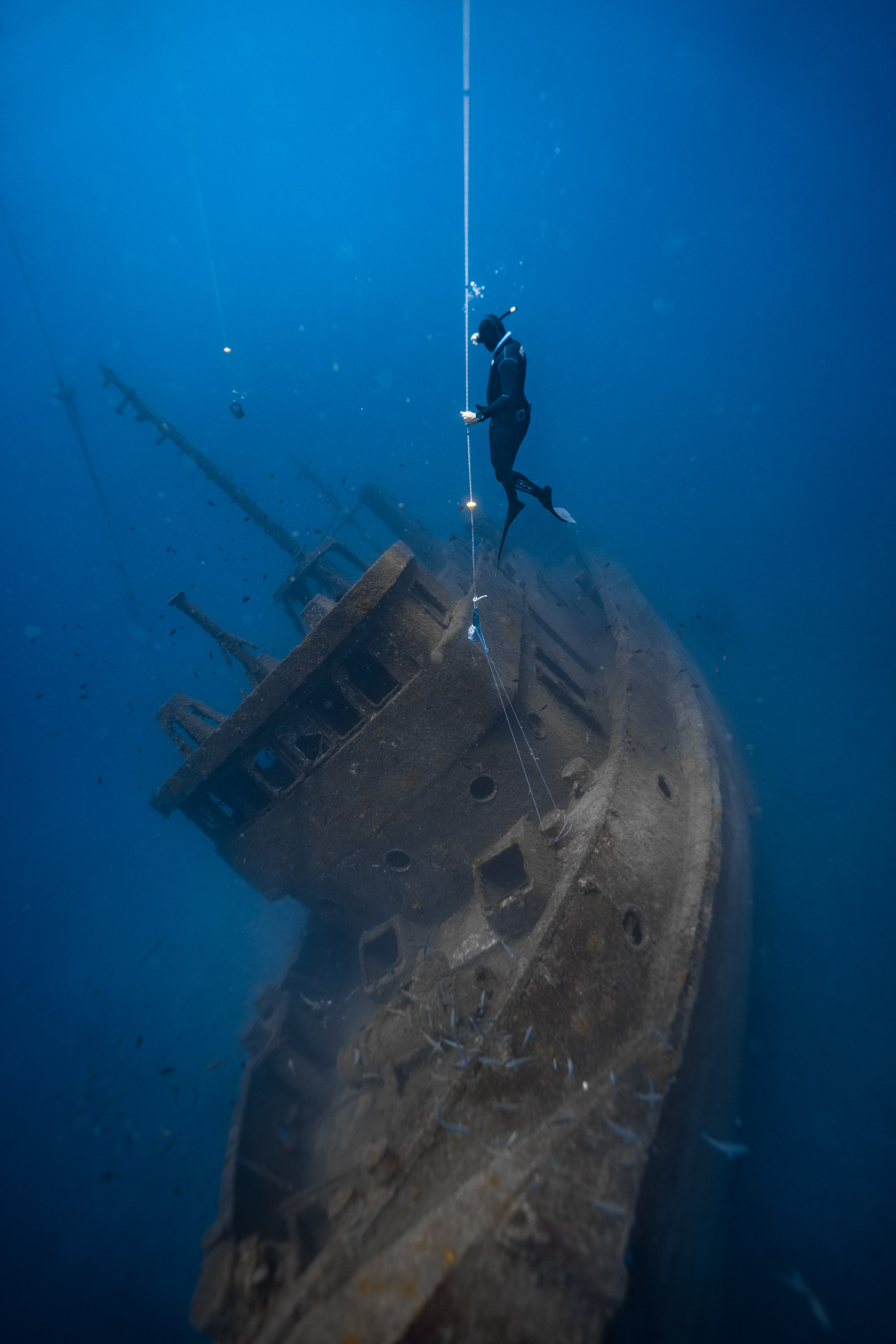 Instructor de apnea enseñando a un alumno