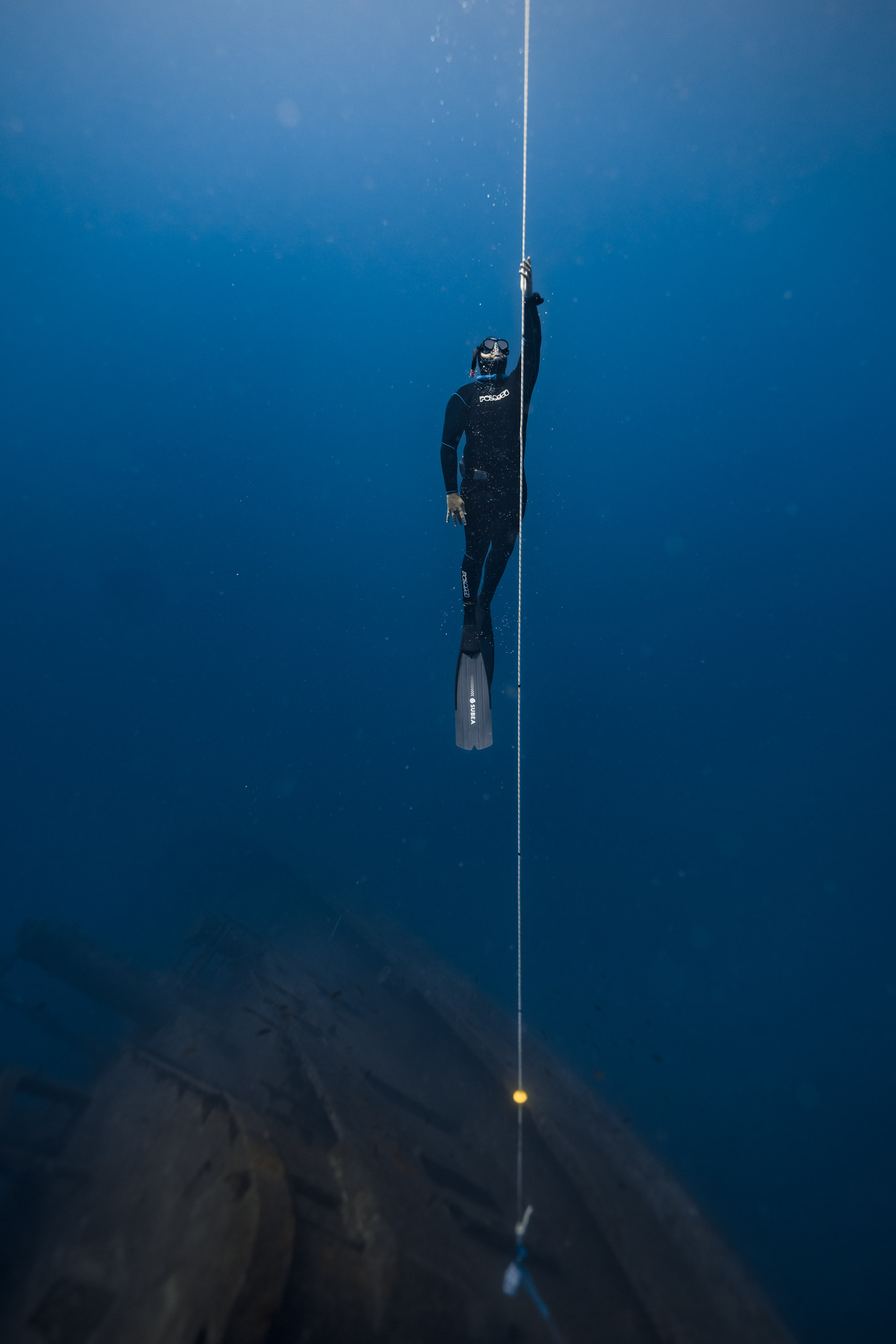 Apneísta mostrando una certificación